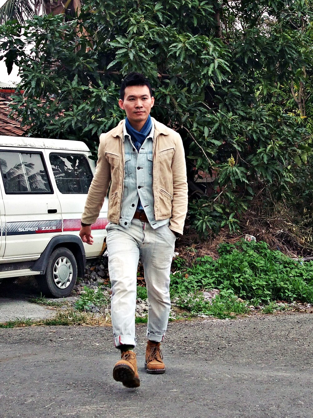 「DSQUARED2の條紋工作褲（チノパンツ、ブルー系）」を使った、林雨辰さん（メンズ・176cm）の冬コーディネートの1枚目の写真