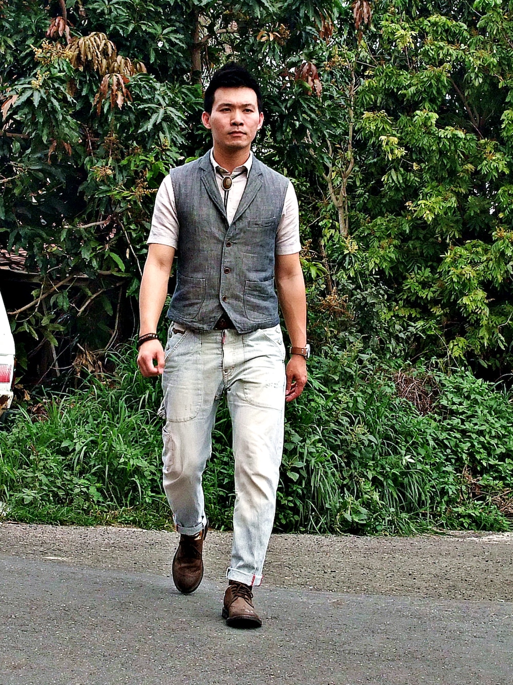 「DSQUARED2の條紋工作褲（チノパンツ、ブルー系）」を使った、林雨辰さん（メンズ・176cm）の春コーディネートの1枚目の写真