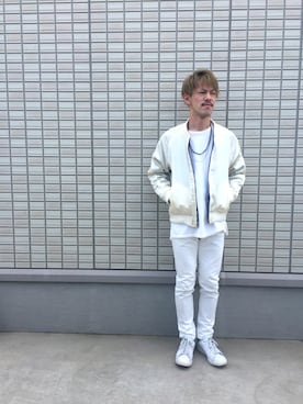 「白コーデ」｜「アイテム（その他アウター）」を使った、Koide Akihitoさん（メンズ・174cm）の春コーディネート