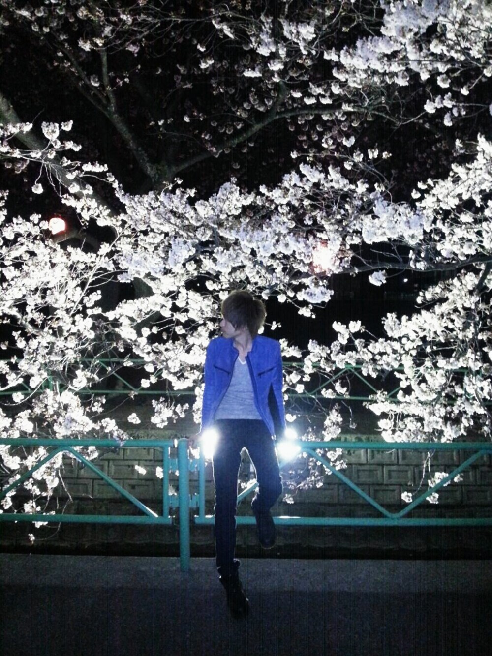 「シンプル、○○風、小川、ブルー×ブラック、三代目J Soul Brothers、桜、岩田剛典、レザー、NO ID.」｜「Dr. Martensのアイテム（ブーツ、ブラック系）」を使った、HAGAさん（メンズ・173cm）の冬コーディネートの1枚目の写真