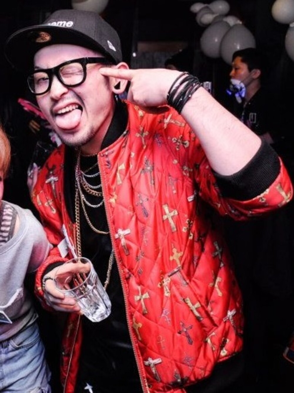 「GIVENCHY、supreme、FACETASM」｜「Supreme のブルゾン（ブルゾン、レッド系）」を使った、MR.kiwiさん（メンズ・170cm）の春コーディネートの1枚目の写真
