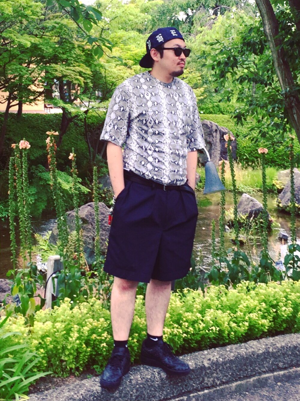 「HYKE、PHENOMENON、kolor、MAISON KITSUNE、NIKE、AIR FORCE 1、夏コーデ、休日スタイル、花見、パイソン柄」｜「PHENOMENONのPHENOM CAP(×NEW ERA)（キャップ、ブルー系）」を使った、MR.kiwiさん（メンズ・170cm）の夏コーディネートの1枚目の写真