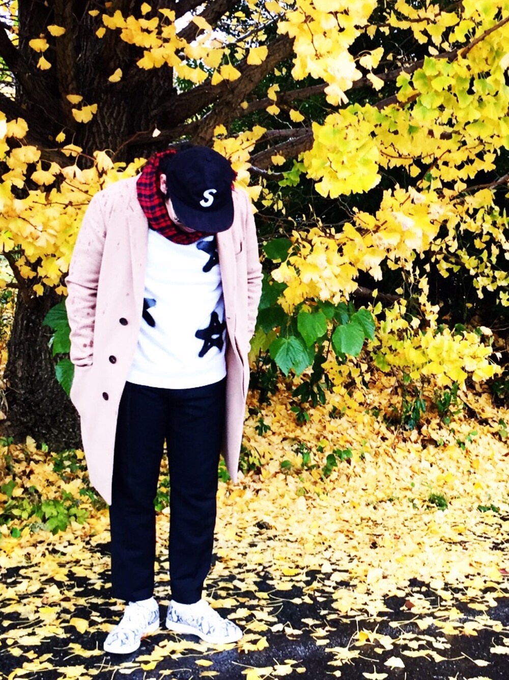 「carven、ACNE、supreme、LouisVuitton、HYKE×adidas、冬コーデ、紅葉、イチョウ並木、ロゴキャップ、チェスターコート」｜「Supreme のキャップ（キャップ、ブラック系）」を使った、MR.kiwiさん（メンズ・170cm）の秋コーディネートの1枚目の写真