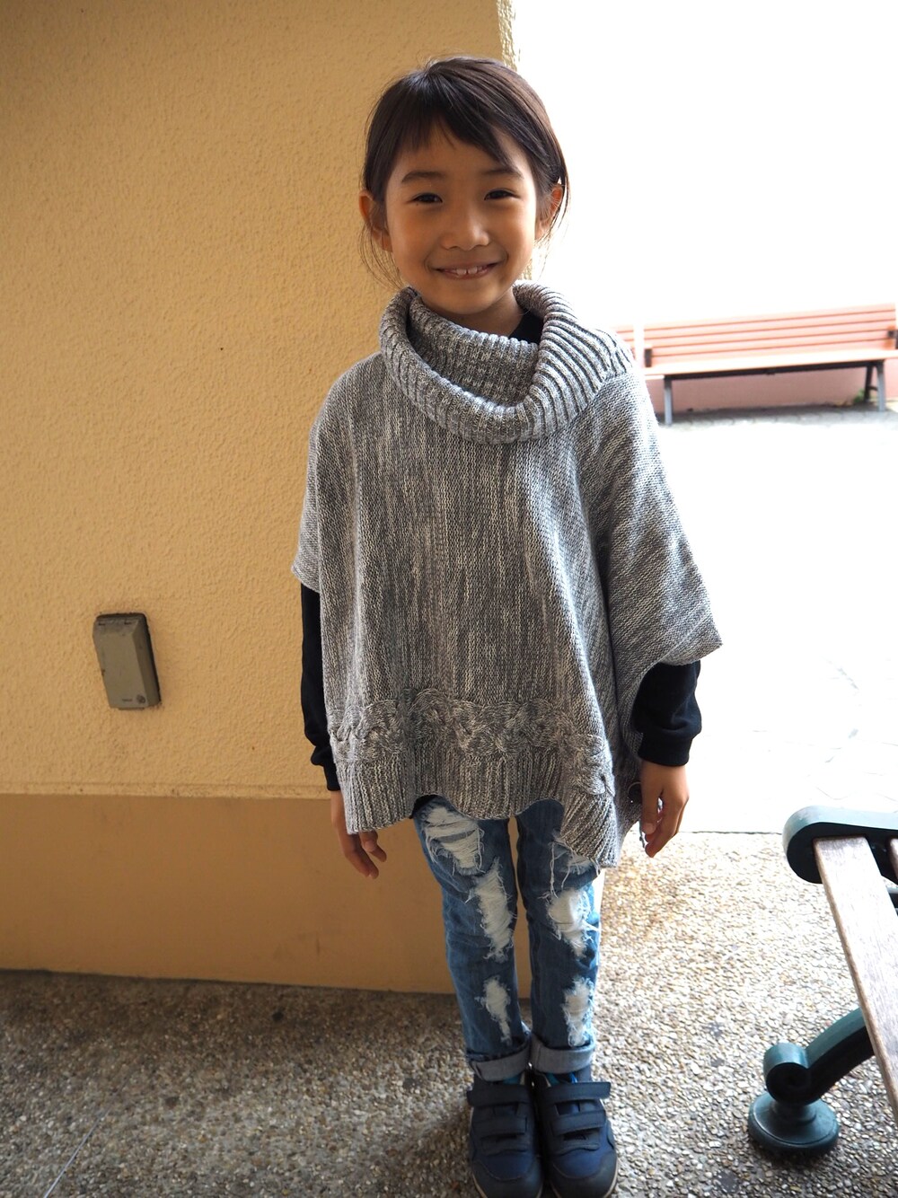 「GAPのアイテム（ポンチョ、グレー系）」を使った、Reiri Kurokawaさん（キッズ・120cm）の秋コーディネートの1枚目の写真