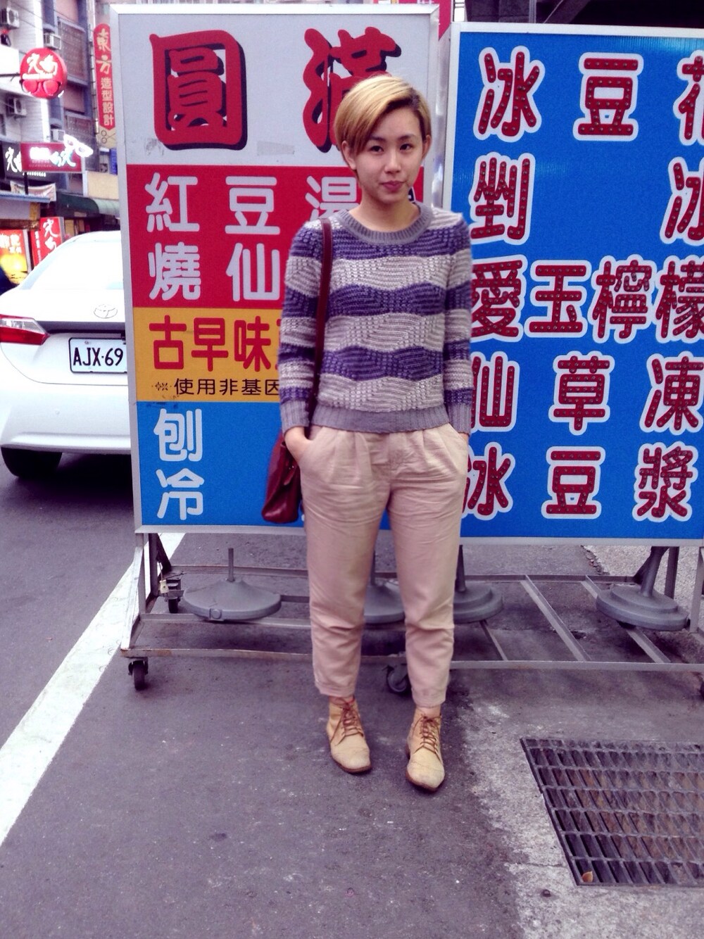 「毛衣、Gozo、UNIQLO、冬天、短髮、靴子、條紋、藍色、米白色 、灰色」｜「Gozoのアイテム（ニット/セーター、シルバー系）」を使った、芮翠樹さん（レディース・164cm）の秋コーディネートの1枚目の写真