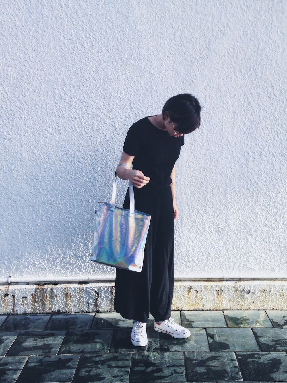 「black、white、古著、art museum」｜「lativのアイテム（スニーカー、ホワイト系）」を使った、芮翠樹さん（レディース・164cm）の夏コーディネートの1枚目の写真