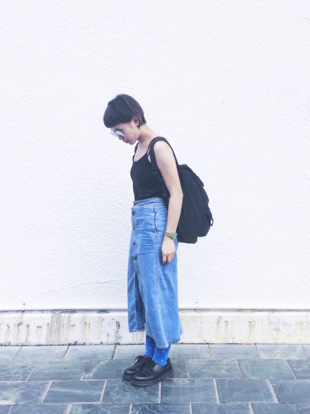 「black and white、ZARA、Dr.Martens、GAP、ART、art museum、taipai」｜「ZARAのアイテム（デニムスカート、ブルー系）」を使った、芮翠樹さん（レディース・164cm）の夏コーディネートの1枚目の写真