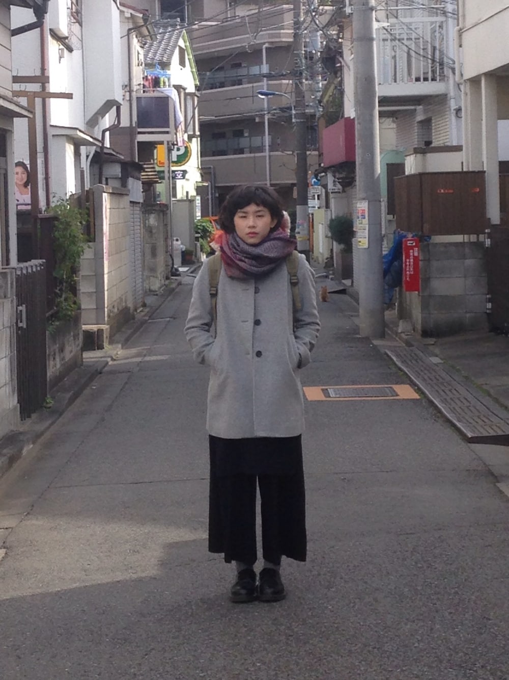 「Dr.Martens、TOKYO、jujo、Japan、girl、WINNER、MUJI」｜「無印良品のアイテム（ダウンジャケット/コート、グレー系）」を使った、芮翠樹さん（レディース・164cm）の冬コーディネートの1枚目の写真