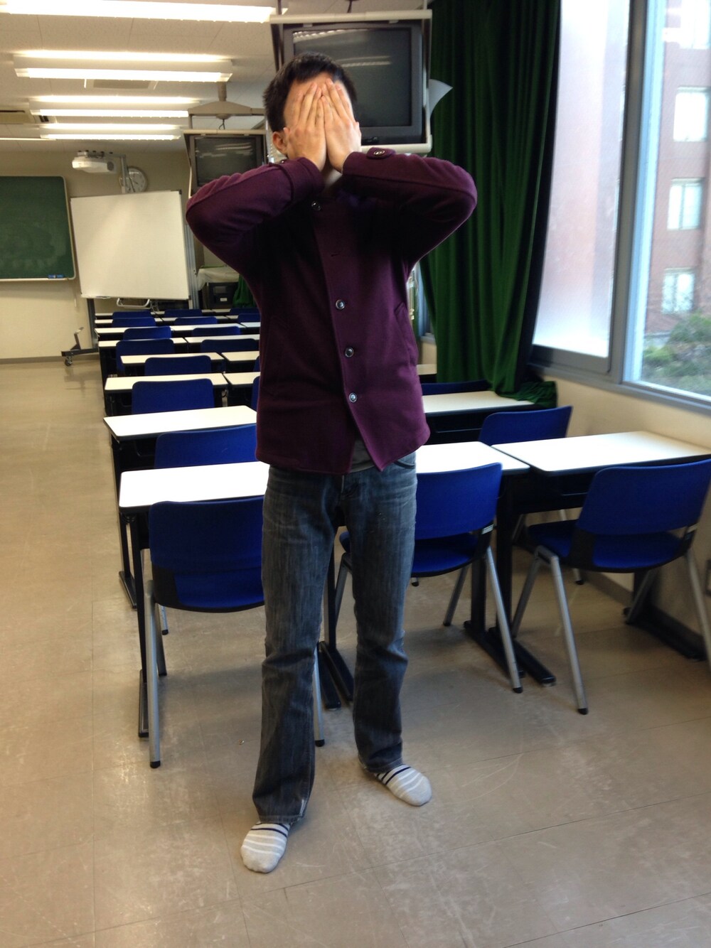 「URBAN RESEARCHのアイテム（カーディガン/ボレロ、ブラウン系）」を使った、ぴーさん（メンズ・178cm）の冬コーディネートの1枚目の写真