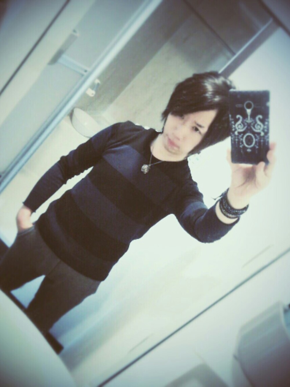 ブルー系のニット/セーター、グレー系のその他パンツ、ゴールド系のアクセサリーを着用したメンズの春コーディネートの1枚目の写真