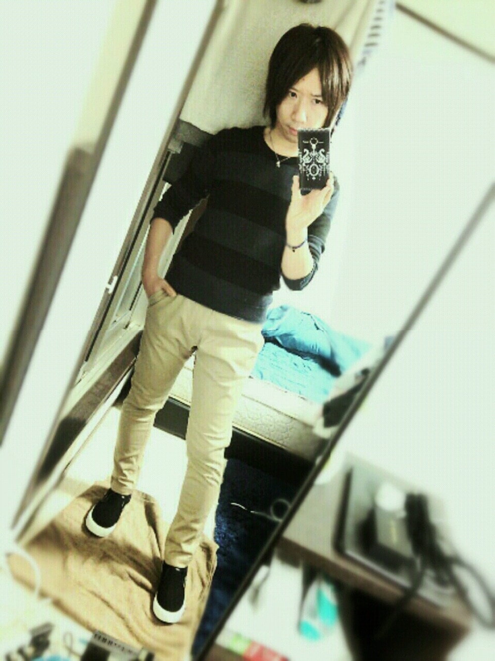 ベージュ系のその他パンツ、ブラック系のスニーカー、ブルー系のニット/セーターを着用したメンズの秋コーディネートの1枚目の写真