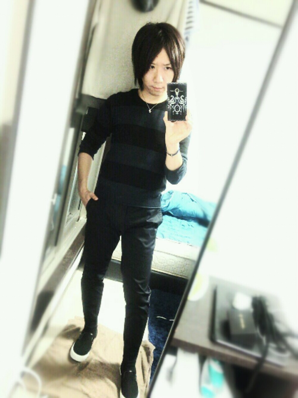 ブルー系のニット/セーター、ブルー系のその他パンツ、ブラック系のスニーカーを着用したメンズの秋コーディネートの1枚目の写真