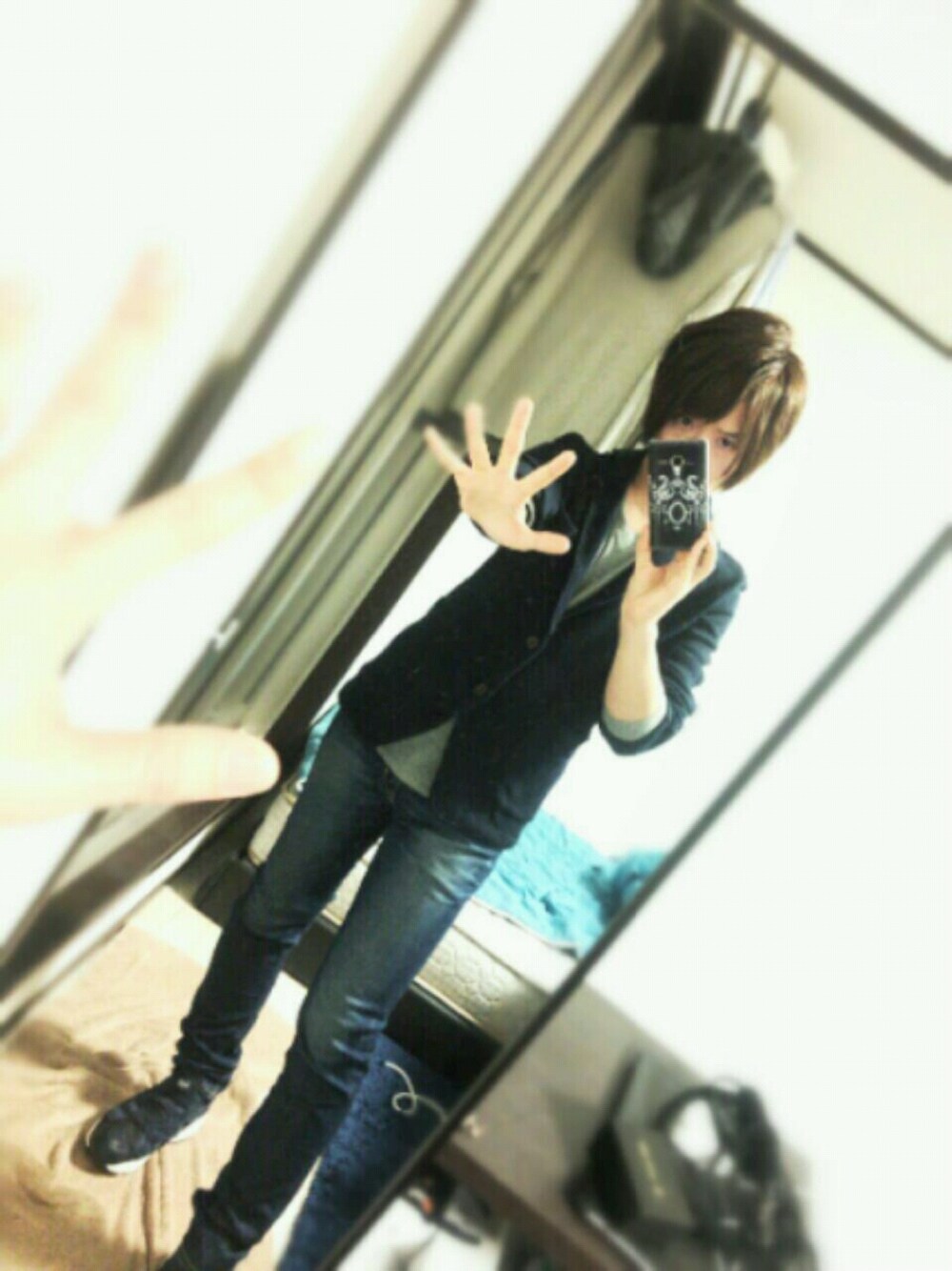 ブルー系のデニムパンツ、ブルー系のテーラードジャケット、グレー系のTシャツ/カットソーを着用したメンズの秋コーディネートの1枚目の写真