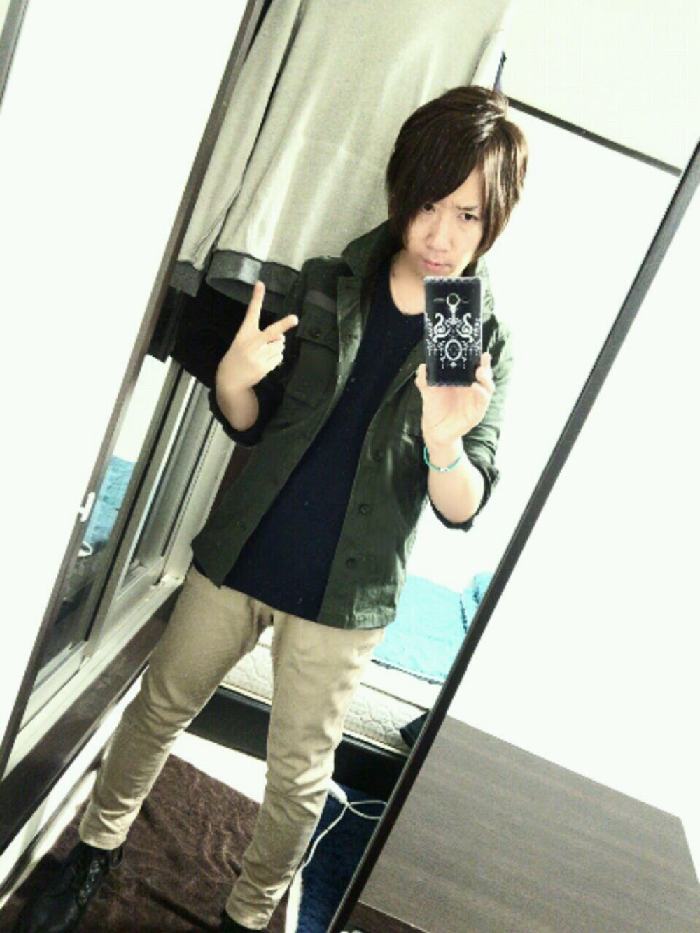 グリーン系のシャツ/ブラウス、ブルー系のTシャツ/カットソー、ベージュ系のその他パンツを着用したメンズの秋コーディネートの1枚目の写真