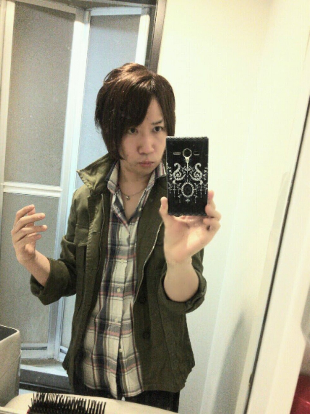 ブルー系のデニムパンツ、グリーン系のブルゾン、ホワイト系のシャツ/ブラウスを着用したメンズの秋コーディネートの1枚目の写真