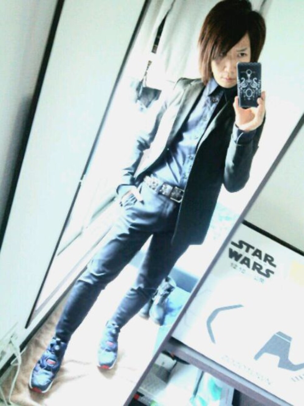 ブルー系のシャツ/ブラウス、ブルー系のその他パンツ、その他のスニーカーを着用したメンズの冬コーディネートの1枚目の写真