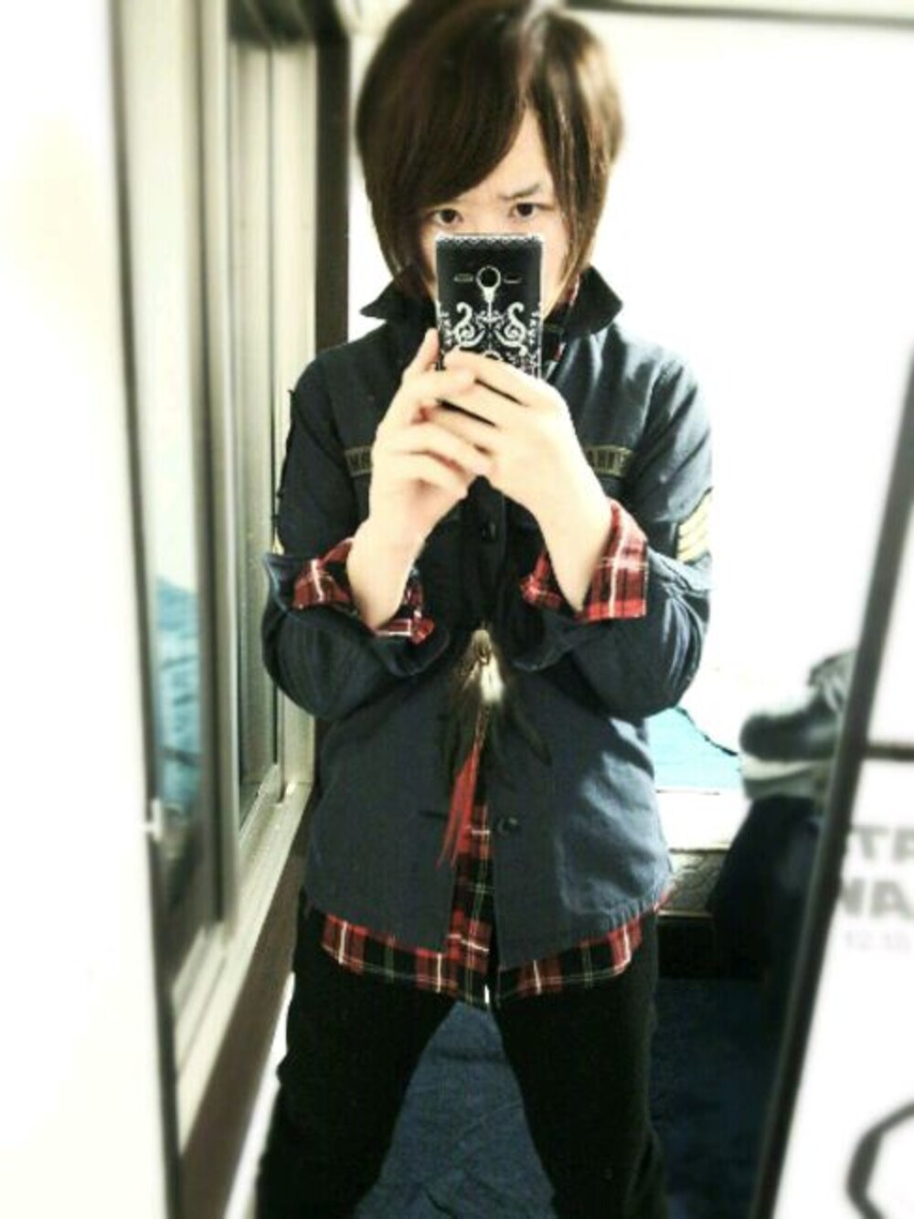 ブルー系のシャツ/ブラウス、レッド系のその他、その他のその他を着用したメンズの冬コーディネートの1枚目の写真