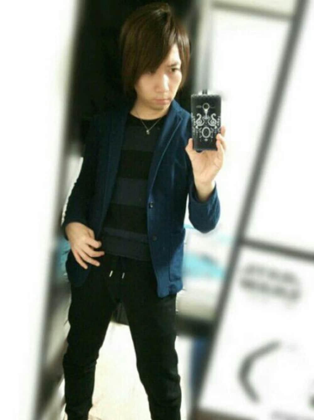 ブルー系のニット/セーター、ブルー系のテーラードジャケット、ブラック系のパンツを着用したメンズの春コーディネートの1枚目の写真