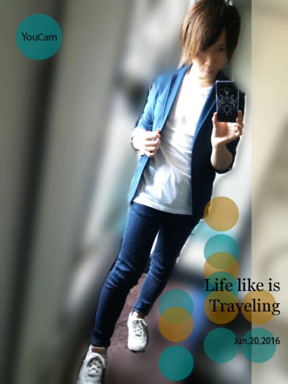 ベージュ系のスニーカー、ブルー系のテーラードジャケット、ブルー系のデニムパンツを着用したメンズの夏コーディネートの1枚目の写真