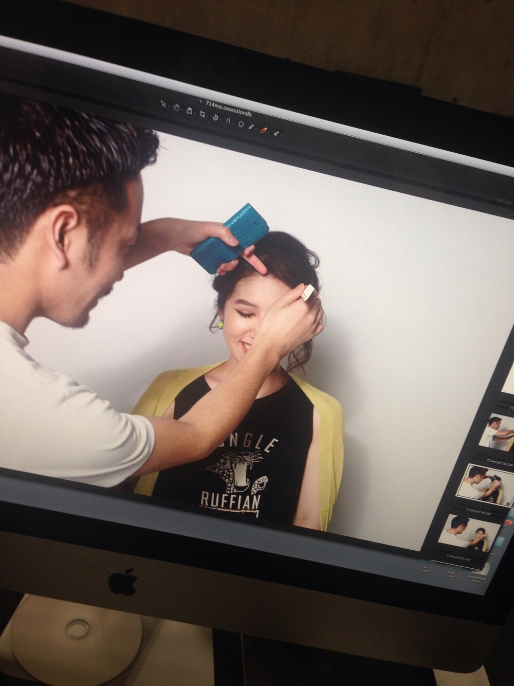 ブルー系のデニムパンツを着用したレディースの夏コーディネートの1枚目の写真