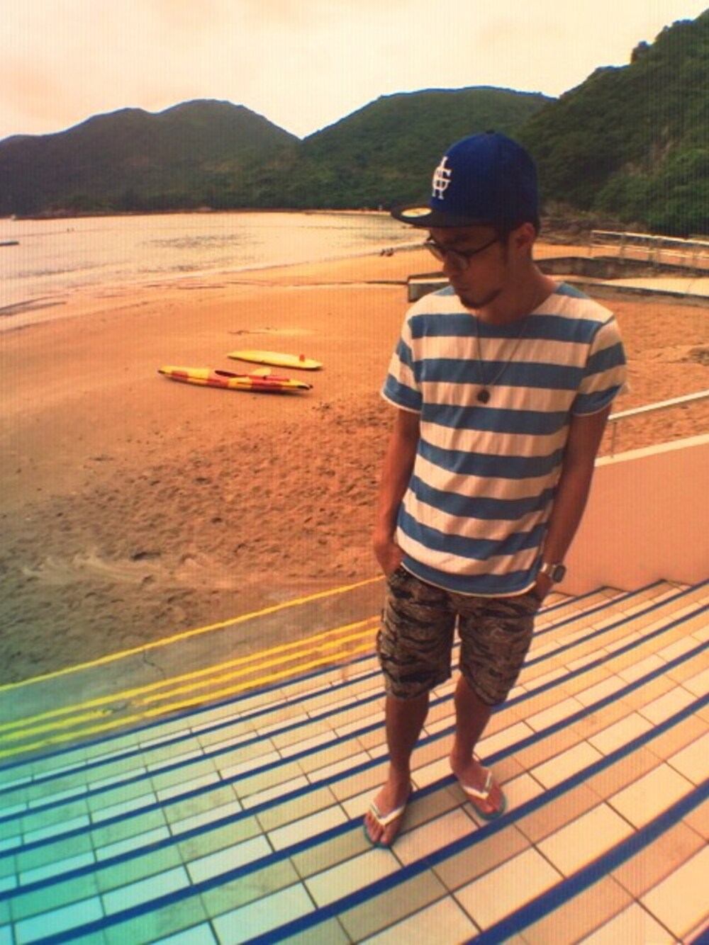 「beach」｜「atmos/atmos girlsのhavaianas BRASIL LOGO [ハワイアナス ブラジル ロゴ]（サンダル、ブルー系）」を使った、Rickyさん（メンズ・171cm）の夏コーディネートの1枚目の写真