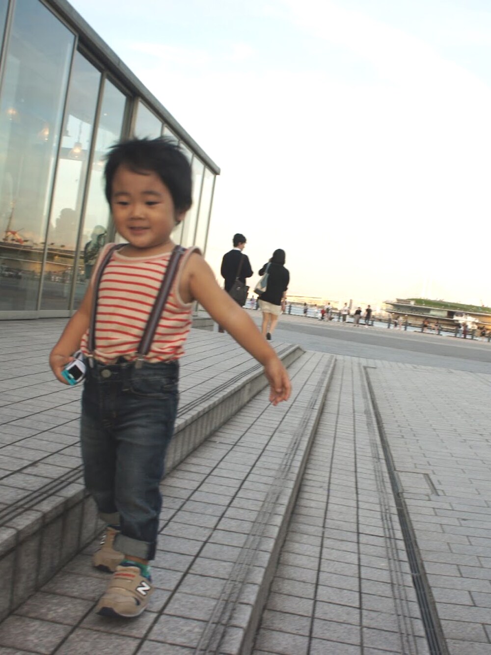「シンプルコーデ、おとこのこ、NY、サスペンダー、キッズコーデ、横浜、ボーダー、kids、ootd、GAP」｜「babyGAPのアイテム（デニムパンツ、ブラック系）」を使った、MUUさんさん（キッズ・80cm）の秋コーディネートの1枚目の写真