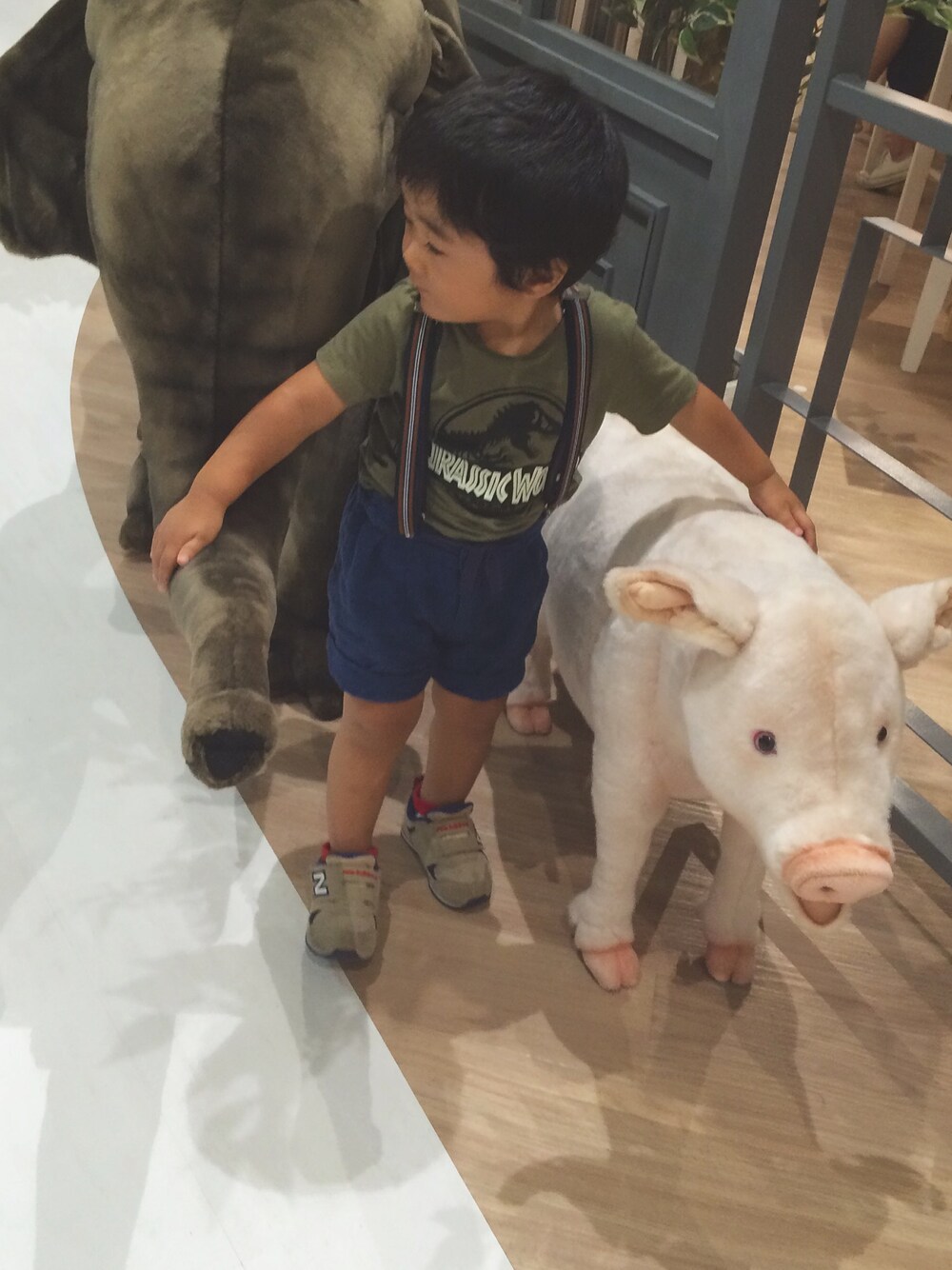 「ジュラシック・ワールド、サスペンダー、おとこのこ、動物モチーフ、H&M、markey's、キッズ、ootd、シンプルコーデ、カーキ」｜「H&Mのアイテム（カーゴパンツ、ブルー系）」を使った、MUUさんさん（キッズ・80cm）の秋コーディネートの1枚目の写真