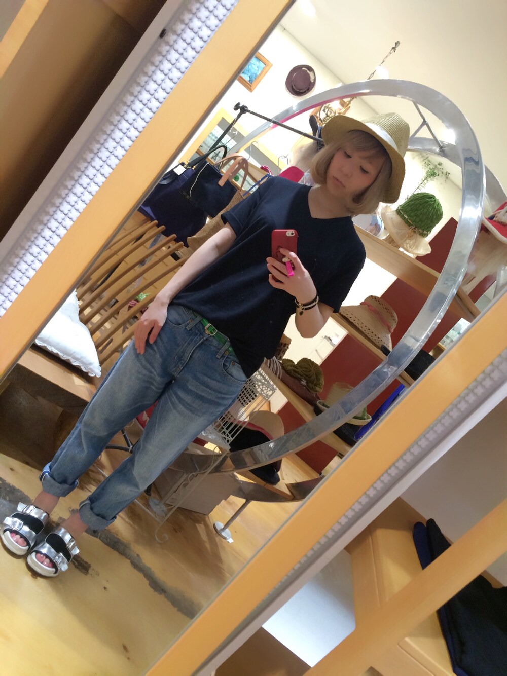 ブラック系のTシャツ/カットソー、ブルー系のデニムパンツ、シルバー系のサンダルを着用したレディースの夏コーディネートの1枚目の写真