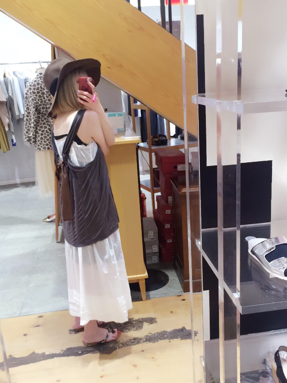 ホワイト系のワンピース、グリーン系のタンクトップ、その他のサンダルを着用したレディースの夏コーディネートの1枚目の写真