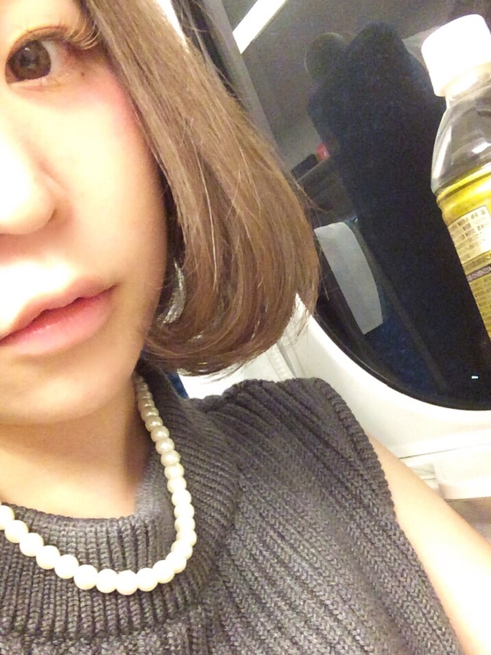 グレー系のニット/セーター、ホワイト系のスカート、ホワイト系のネックレスを着用したレディースの夏コーディネートの1枚目の写真