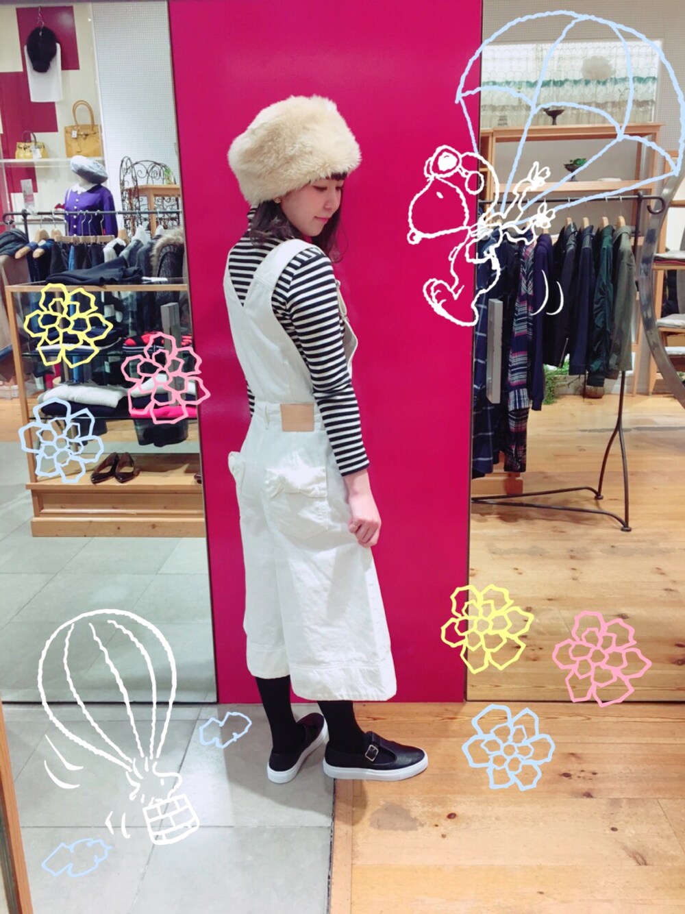 ホワイト系のオールインワン・サロペット、ブラック系のシューズ、ブラック系のTシャツ/カットソーを着用したレディースの冬コーディネートの1枚目の写真