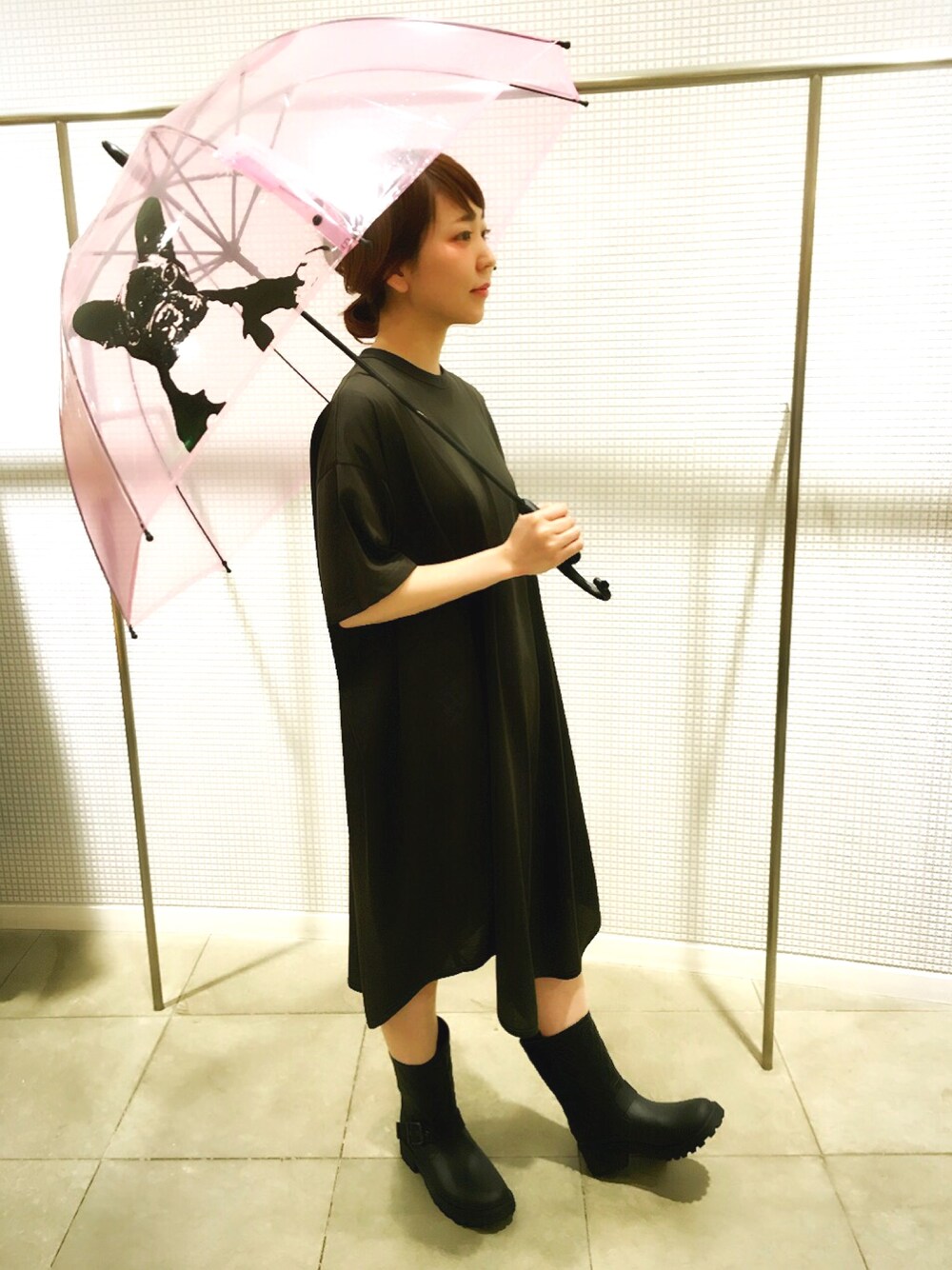 「オトナカジュアル、梅雨、傘、オン眉、パッツン前髪」｜「THE RERACSのアイテム（ワンピース、グリーン系）」を使った、A.Pecoさん（レディース・153cm）の夏コーディネートの1枚目の写真