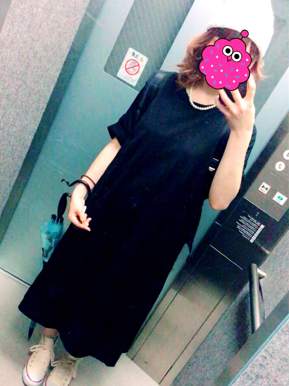 ブラック系のワンピース、ベージュ系のスニーカー、ホワイト系のネックレスを着用したレディースの夏コーディネートの1枚目の写真