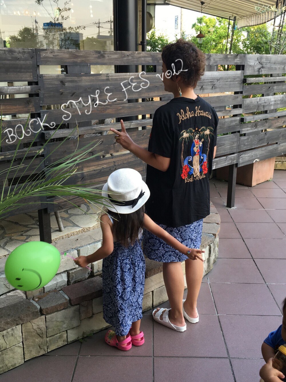 ブラック系のシャツ/ブラウス、ブルー系のワンピース、ホワイト系のサンダルを着用したレディースの夏コーディネートの1枚目の写真