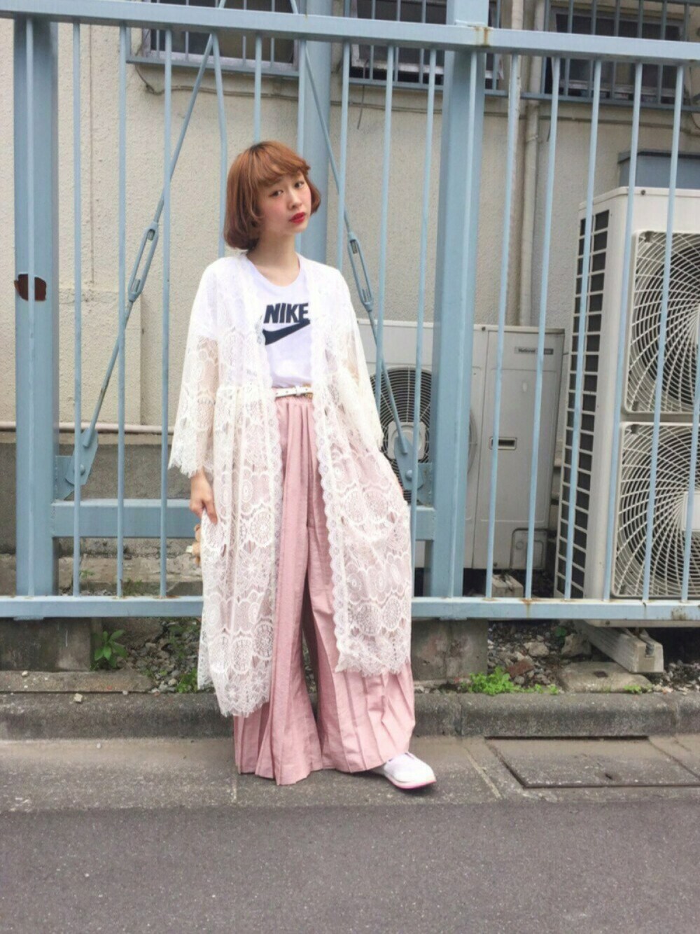 「春コーデ、ＧＷ、白Tシャツ、レース、レースガウン、ちょこびおすすめ、ボブ、ナイキ、ピンク、ドラフトWE」｜「E hyphen world galleryの◆・レースカーディガン（カーディガン/ボレロ、ホワイト系）」を使った、ちょこびさん（レディース・154cm）の春コーディネートの1枚目の写真