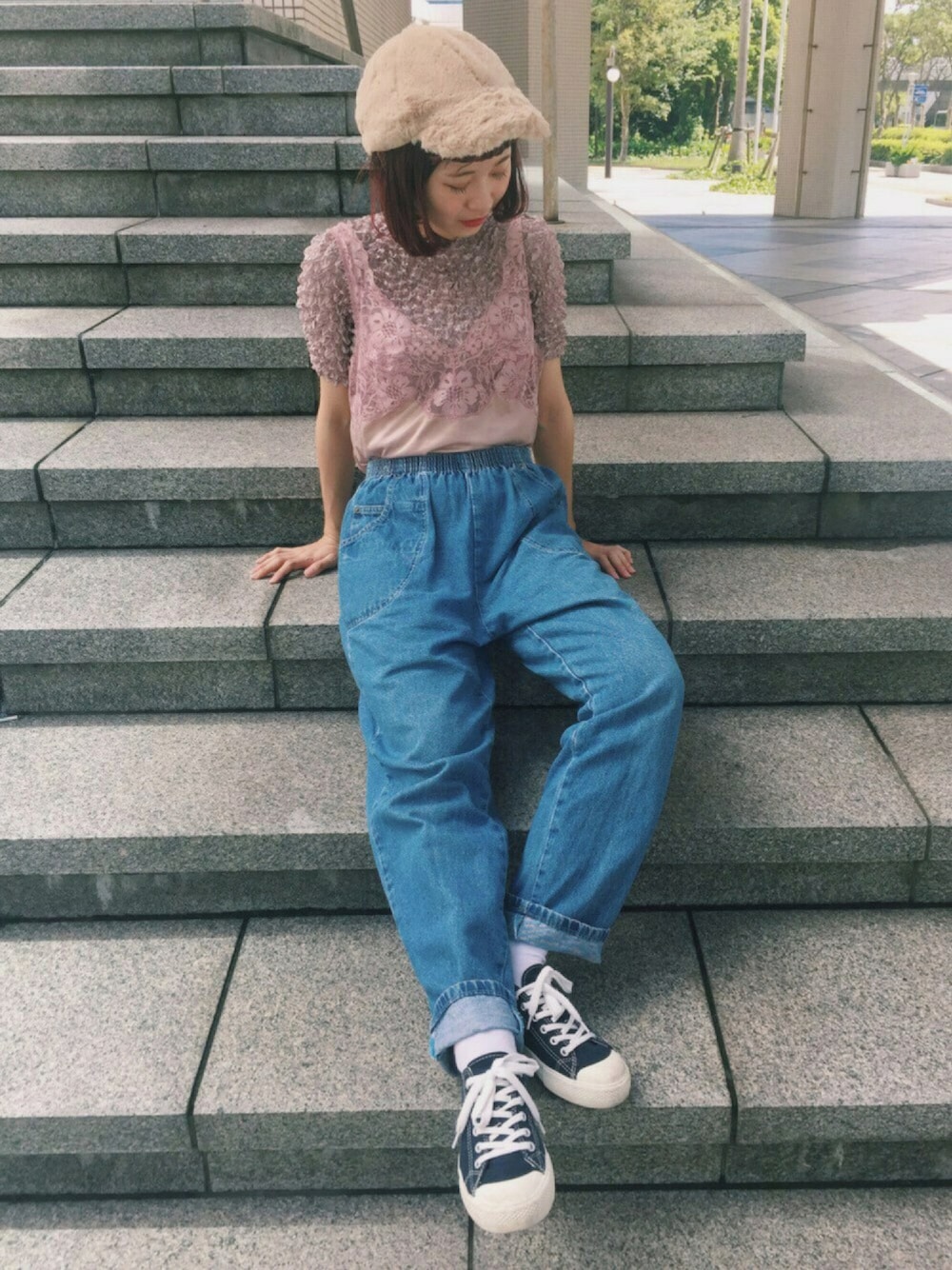 「夏コーデ、休日スタイル、古着、デニム、パンツスタイル、ファー帽子、ちょこびおすすめ、スニーカー、ポップコーントップス、ootd」｜「無印良品のアイテム（スニーカー、ブラック系）」を使った、ちょこびさん（レディース・154cm）の夏コーディネートの1枚目の写真