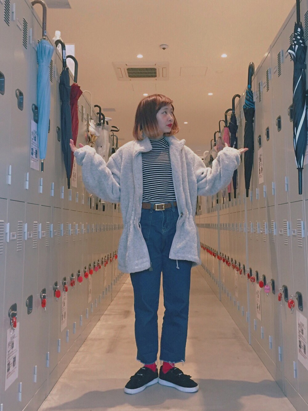「カジュアル、デニムパンツ、古着、ちょこびおすすめ、休日スタイル、赤い靴下、フリース、スニーカー、寒い、冬」｜「UNIQLOのアイテム（ニット/セーター、ブラック系）」を使った、ちょこびさん（レディース・154cm）の秋コーディネートの1枚目の写真