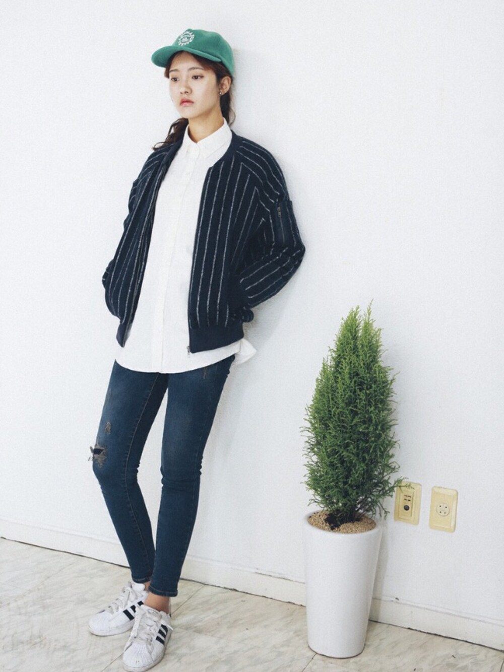 「myclothbox、마이옷상자、daily look、lookbook、jacket 、shirts、denim、pants、adidas、WEARBOOKエントリー」｜「myclothboxのアイテム（ノーカラージャケット、その他）」を使った、myclothboxさん（レディース・167cm）の冬コーディネートの1枚目の写真