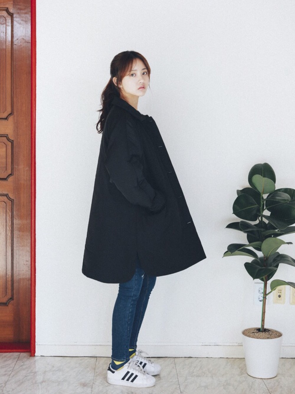 「myclothbox、마이옷상자、daily look、lookbook、WOMEN、coat、denim、jeans、pants、adidas」｜「myclothboxのアイテム（ダウンジャケット/コート、ブラック系）」を使った、myclothboxさん（レディース・167cm）の冬コーディネートの1枚目の写真
