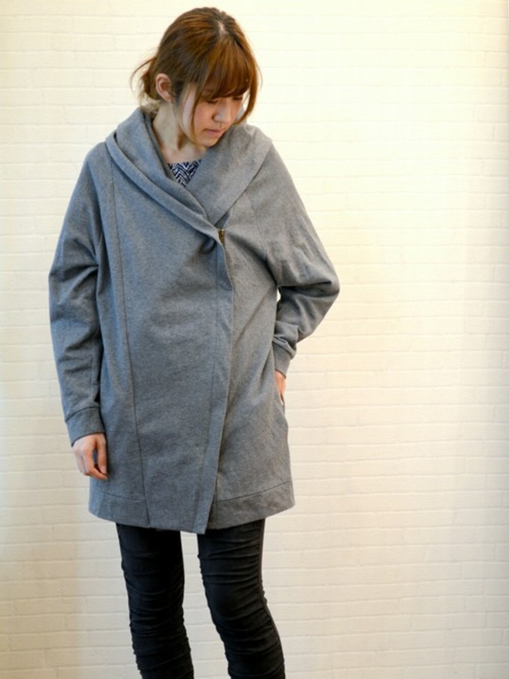 「スキニー、パーカー、ストレッチパンツ、スウェットパーカー、ギャザーパンツ、GRAY MAGIC、グレイマジック」｜「GRAY MAGICのC裏毛スウェットフード付ジップアップパーカーコート（その他アウター、グレー系）」を使った、グレイマジックさん（レディース・163cm）の秋コーディネートの1枚目の写真