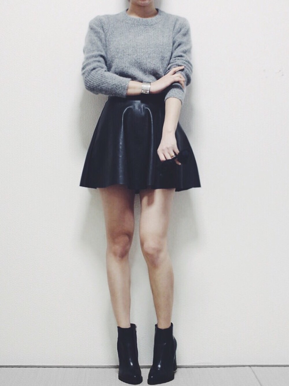 「ohotoro、ootd、code、スカート、レザースカート、ブーツ、アンゴラニット、韓国ブランド、韓国、韓国ファッション」｜「OHOTOROのunbalance angora knit（ニット/セーター、ブルー系）」を使った、ohotoroさん（レディース・164cm）の春コーディネートの1枚目の写真