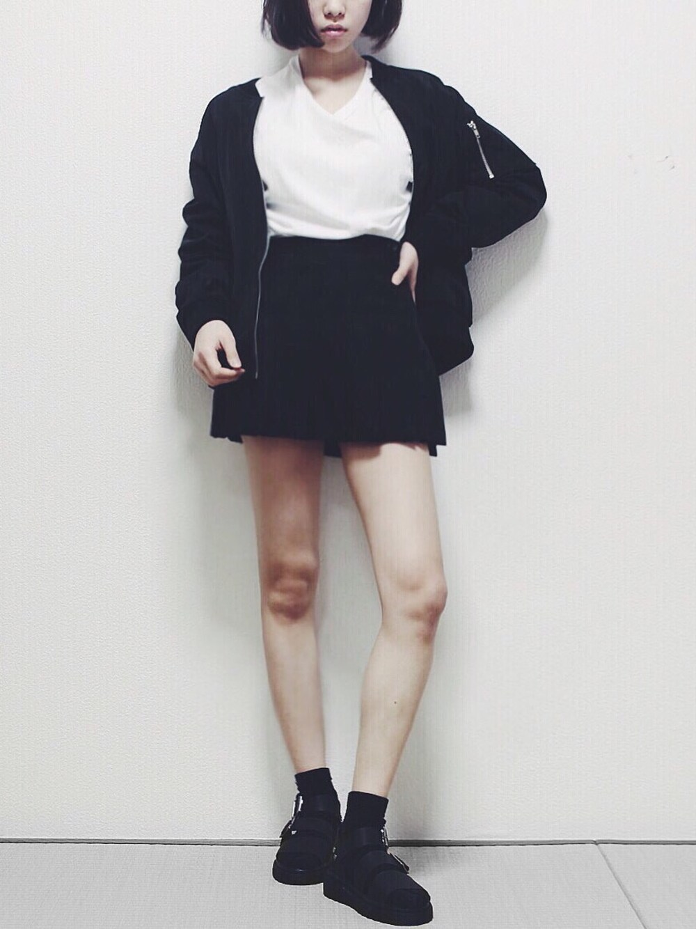 「ohotoro、ootd、MA-1、テニススカート、韓国ブランド、韓国ファッション、韓国」｜「OHOTOROのアイテム（スカート、ブラック系）」を使った、ohotoroさん（メンズ）の夏コーディネートの1枚目の写真