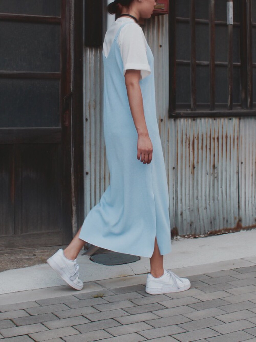 ブルー系のワンピース、ホワイト系のスニーカーを着用したレディースの夏コーディネートの1枚目の写真