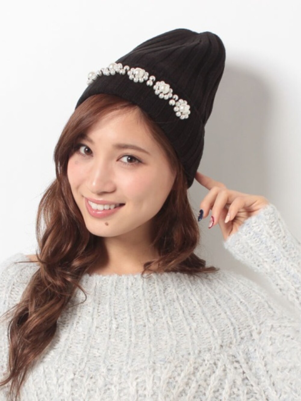 「snidel、パール、ニット帽」｜「SNIDELのパール付きニット帽（ニットキャップ/ビーニー、ブラック系）」を使った、まあさん（レディース・157cm）の冬コーディネートの1枚目の写真