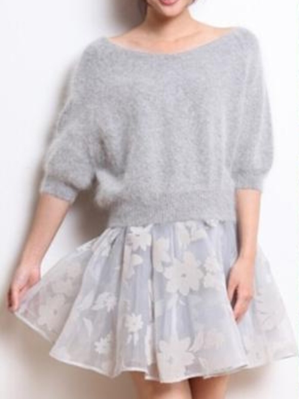「snidel」｜「SNIDELのフロッキーオーガンジーコンビワンピ（ワンピース、グレー系）」を使った、まあさん（レディース・157cm）の冬コーディネートの1枚目の写真