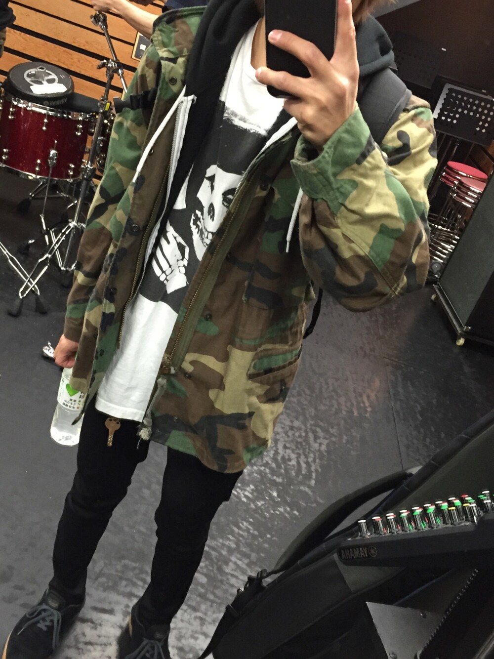 ブラック系のスニーカー、ホワイト系のTシャツ/カットソー、ブラック系のパーカーを着用したメンズの秋コーディネートの1枚目の写真