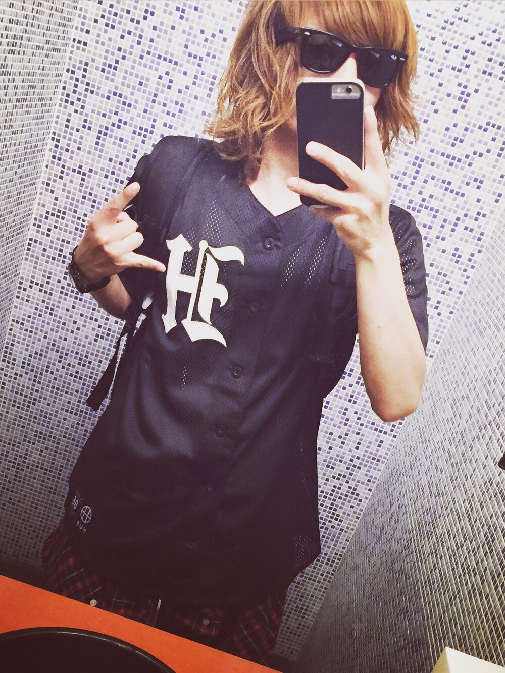 ブラック系のシャツ/ブラウス、レッド系のシャツ/ブラウス、ブラック系のサングラスを着用したメンズの夏コーディネートの1枚目の写真