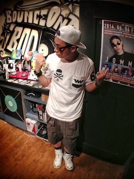 「DRKSHDW by RICK OWENS（ダークシャドウ バイ リックオウエンス）のアイテム（パンツ）」を使った、DJ Mykal a.k.a.林哲儀さん（メンズ・174cm）の春コーディネート