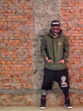 「REMIX（リミックス）のアイテム」を使った、DJ Mykal a.k.a.林哲儀さん（メンズ・174cm）の秋コーディネート