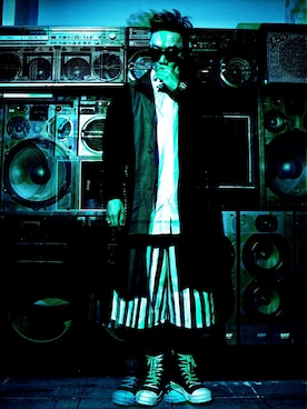 「DRKSHDW by RICK OWENS（ダークシャドウ バイ リックオウエンス）のアイテム（シューズ）」を使った、DJ Mykal a.k.a.林哲儀さん（メンズ・174cm）の冬コーディネート